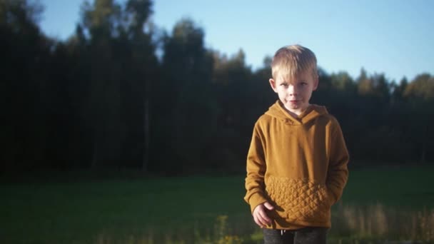 Liten Blond Pojke Utomhus Upplever Tandlossning Närbild Handhållen — Stockvideo