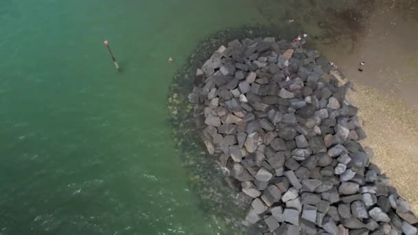 位于英国西萨塞克斯郡Bognor Regis的Elmer海滩的岩石巨石海防俯视图 空降飞行员中枪 — 图库视频影像