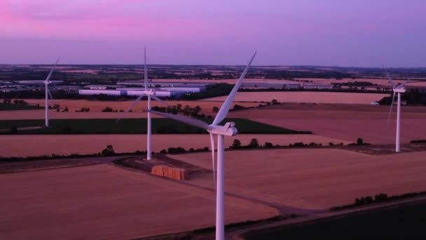 Mavi Saatte Rüzgar Türbinleri Çiftliğinde Ilerlemek Langford Biggleswade Bedfordshire Ngiltere — Stok video