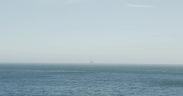 Широкий Выстрел Идти Океан Нефтяной Вышкой Горизонте — стоковое видео