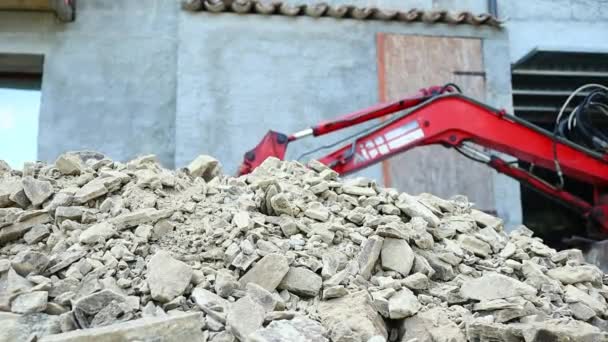Pila Piedras Con Excavadora Trabajando Fondo Día Verano — Vídeo de stock