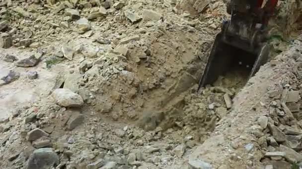 Pequena Escavadora Carrega Terra Pedras Poço — Vídeo de Stock