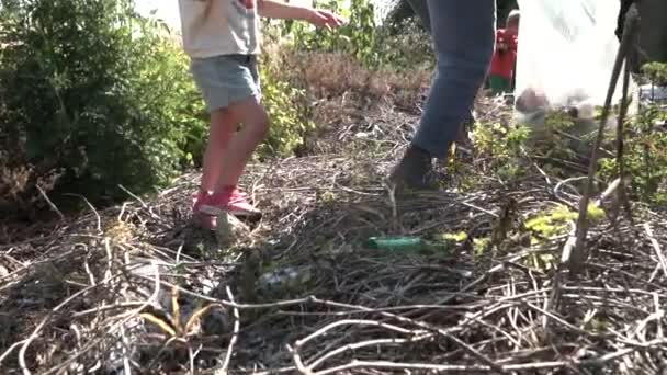쓰레기 쓰레기를 채걷고 어머니와 다리를 가까이 — 비디오