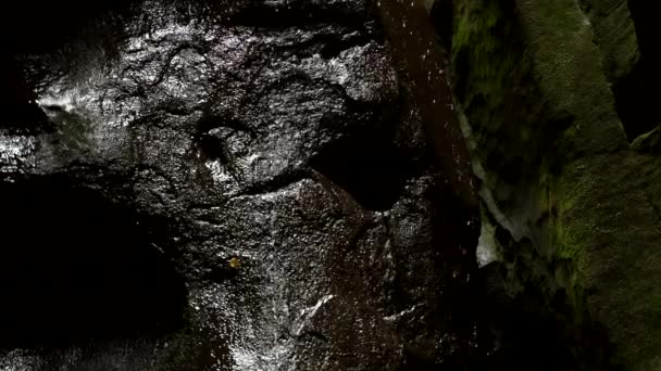 Dunkle Optik Mit Schwarzen Steinen Wasserfalltropfen Dunkler Fantasiewasserfall Nahaufnahme Eines — Stockvideo