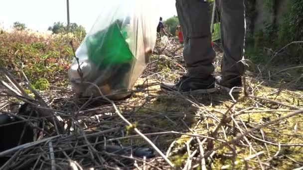 Plastikowa Torba Pełna Śmieci Przechowywana Przez Aktywistę Podczas Sprzątania Przedmieść — Wideo stockowe