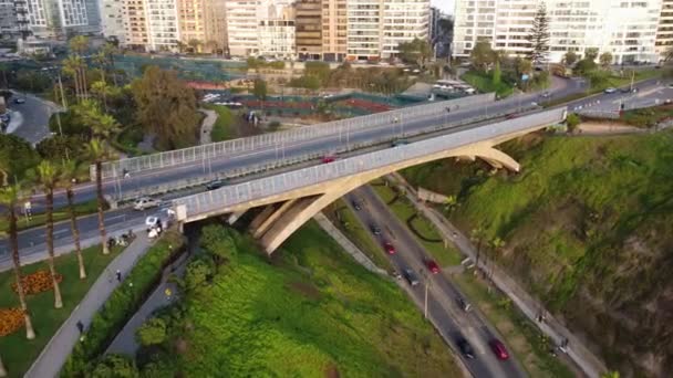Üzerinde Arabalar Olan Bir Köprünün Yeşil Çimenli Tepelerin Arasında Köprünün — Stok video