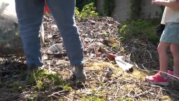 Matka Córka Chodzą Śmieciach Trzymając Plastikową Torbę Pełną Śmieci — Wideo stockowe