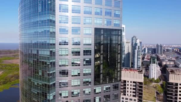 暗い超高層ビルとブエノスアイレス市のスカイラインの近くの空中パン — ストック動画