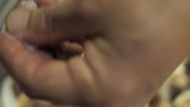 Feche Dedos Segurando Sal Adicionando Cogumelo Picado — Vídeo de Stock