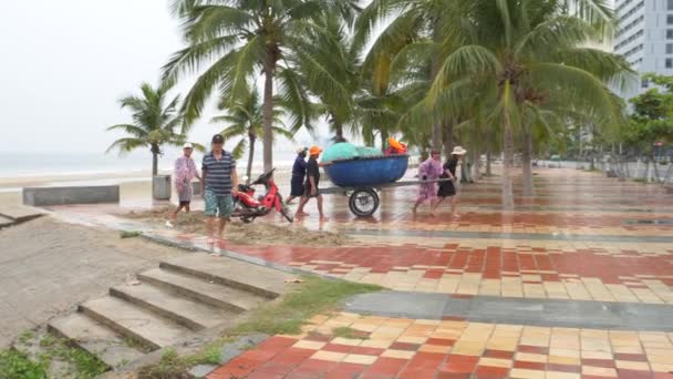 ベトナム ダナン市熱帯台風に先がけて海岸沿いの海岸から小型ボートを移動する人々 — ストック動画
