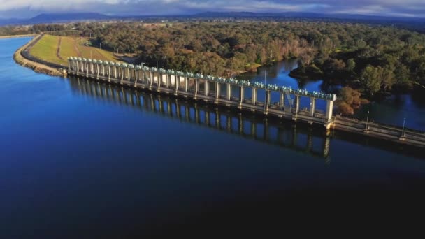 Hume Weir Barajı Gün Doğumunda Duvarın Etrafında Dönerken Doğudan Batıya — Stok video