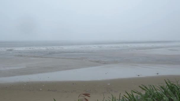 Ciemny Deszczowy Dzień Piaszczystej Plaży Porze Monsunowej Przed Burzą Tropikalną — Wideo stockowe