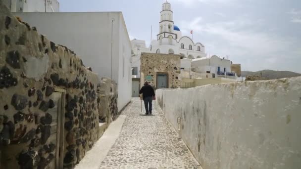 Seguire Anziano Che Cammina Con Bastone Isola Greca — Video Stock