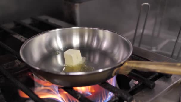 Lanie Oleju Dodawanie Masła Przypraw Podgrzewanej Patelni Gazie Zbliżenie — Wideo stockowe