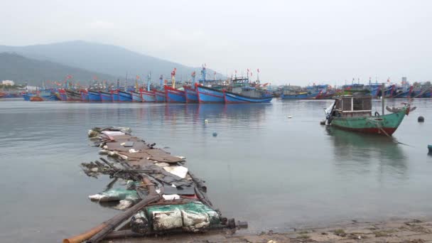 釣り船と原始的な一時ドック雨の日にモンスーンシーズン中 Tho Quang港 ダナン市 ベトナム — ストック動画