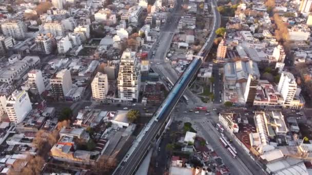 Cinematic Drone Flygning Över Stadsbilden Buenos Aires Och Passerar Tåget — Stockvideo