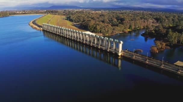 Hume Weir Dam Menuju Barat Timur Sambil Berputar Sekitar Dinding — Stok Video