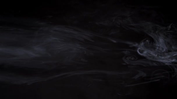 Αργά Κινούμενος Καπνός Που Φωτίζεται Από Μια Ακτίνα Φωτός Για — Αρχείο Βίντεο