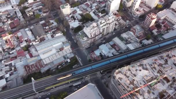 Bovenaanzicht Vanuit Lucht Opname Van Trein Tussen Buenos City Suburb — Stockvideo