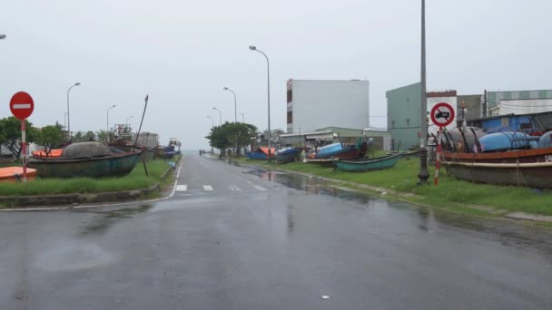 Mokra Ulica Związane Łodzie Ciemny Deszczowy Dzień Przygotowanie Nadchodzącego Tajfun — Wideo stockowe