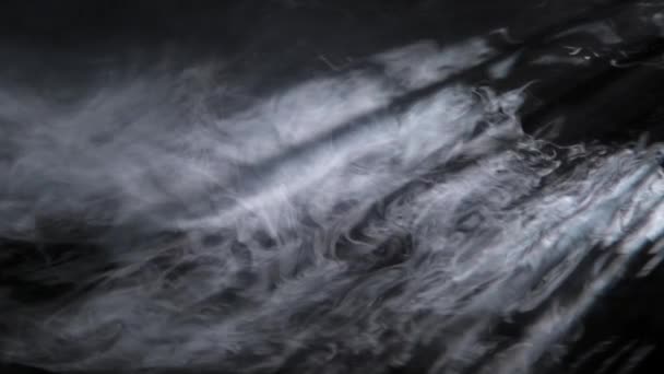 大気中の煙と黒の背景にオーバーレイのための大気と映画光の光線 — ストック動画