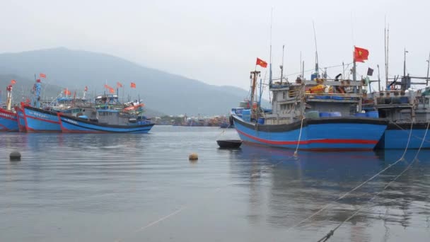 Barcos Pesca Vietnamitas Anclados Puerto Durante Día Lluvioso Temporada Monzones — Vídeos de Stock