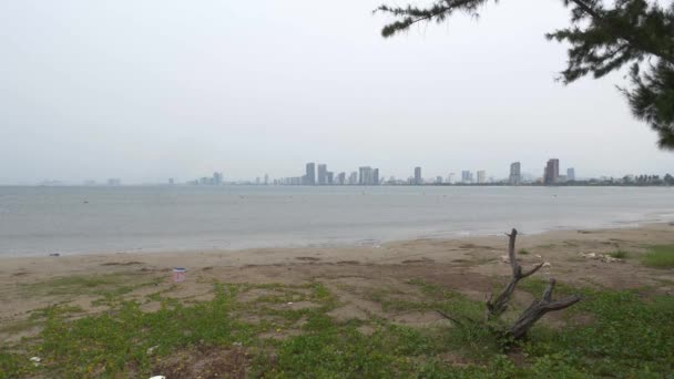 Βροχερή Μέρα Πάνω Από Την Παραλία Nang Cityscape Στο Παρασκήνιο — Αρχείο Βίντεο