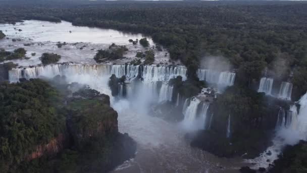 日落时鸟瞰阿根廷与巴西边界美丽的伊瓜苏瀑布 — 图库视频影像