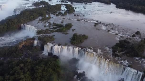 Ohromující Letecký Záběr Gigantických Vodopádů Iguazu Mezi Skalisky Během Slunečného — Stock video