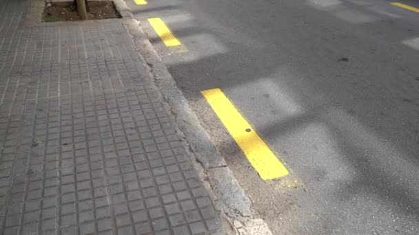 Żółta Linia Asfaltowej Drodze Znaki Drogowe Asfalt Ciemna Tekstura Żółtymi — Wideo stockowe