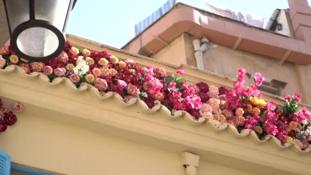 Edificio Vintage Con Flores Rosas Rojas Techo Antiguo Exterior Casa — Vídeos de Stock