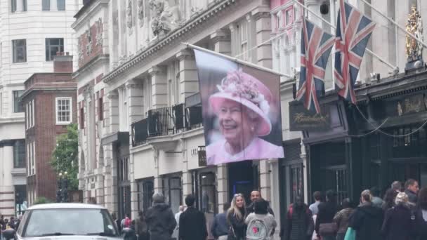 Ocupada Calle Pública Londres Con Retrato Reina Isabel Asta Bandera — Vídeos de Stock