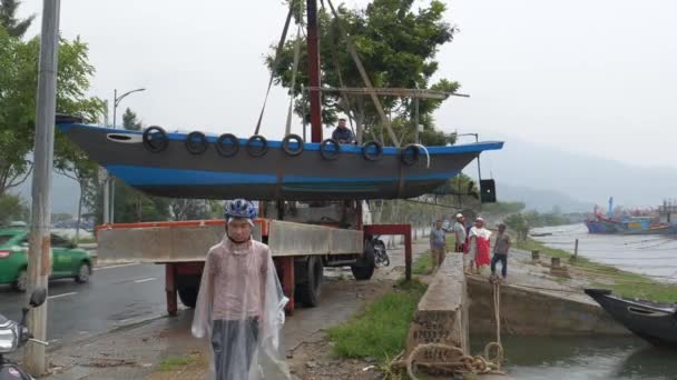 Pessoas Com Guindaste Barco Deslocamento Chuva Pesada Mar Frente Tempestade — Vídeo de Stock