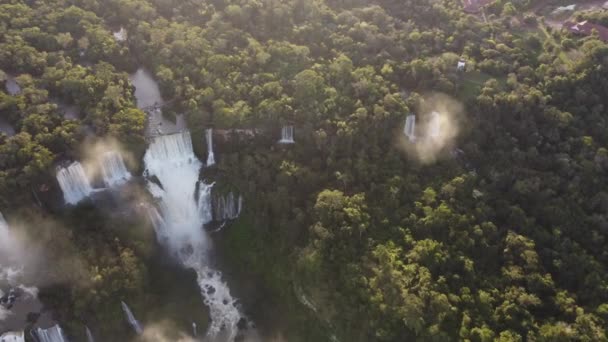 Wodospady Parku Narodowym Iguaz Zachodzie Słońca Mgłą Argentyna Obrót Góry — Wideo stockowe