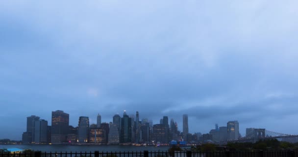 Bulutlu Gökyüzü Hızla Geceye Karışıyor New York Eylül Anma Işıkları — Stok video