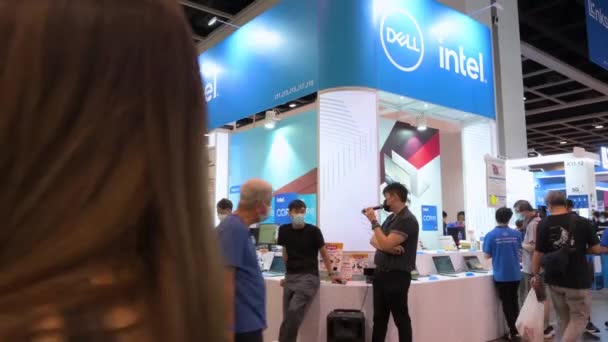 Compradores Varejo Chineses Passam Pela Empresa Americana Microprocessadores Intel Produtos — Vídeo de Stock