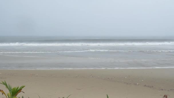 Grova Havsvågor Mörk Regnig Dag Monsunsäsongen Breaking Sandy Beach — Stockvideo