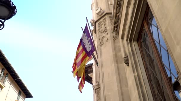 Banderas Palma Mallorca Moviéndose Viento Banderas Colgando Postes Edificio Antiguo — Vídeo de stock