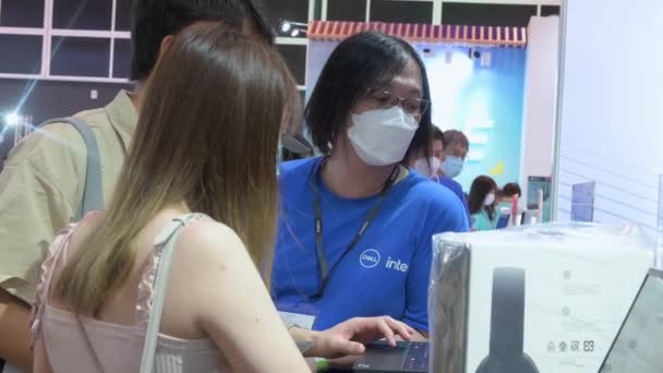 Bir Çift Intel Mağazasında Ziyaretçiler Gezerken Bir Bilgisayar Festivalinde Sabit — Stok video