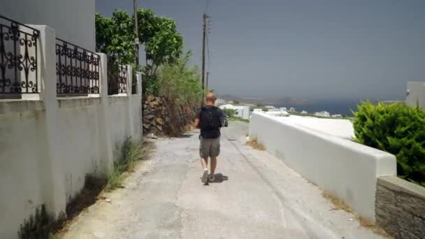 Podążając Mężczyzną Idącym Wąską Uliczką Greckiej Wyspy — Wideo stockowe