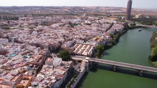 セビリアの空中ビュー スペイン カピラ カルメン教会 カスティーリャ ホルヘ博物館 運河橋と近所 ドローンショット — ストック動画