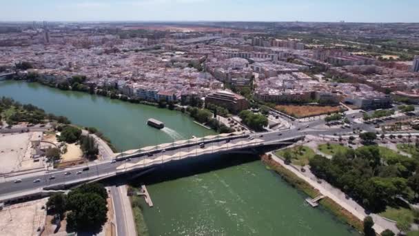 Vista Aérea Sevilla España Tráfico Puente Del Cachorro Edificios Riverbank — Vídeo de stock