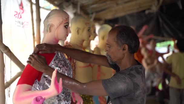 Die Arbeit Den Götzen Von Durga Puja Geht Weiter — Stockvideo