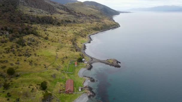 在阿根廷Ushuaia Patagonia与Beagle海峡相邻的海洋海岸线 远足路线的无人机飞行视频 — 图库视频影像