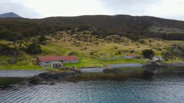 阿根廷Ushuaia Patagonia海岸岩石海岸的无人机视频 背景为红色谷仓和家 — 图库视频影像