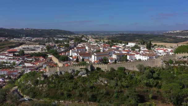 포르투갈 산타마리아 교회를 향하여 주위를 공중에서 내려다본 — 비디오