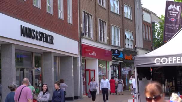 Chelmsford High Street Incluyendo Marks Spencer Con Gente Que Pasa — Vídeo de stock