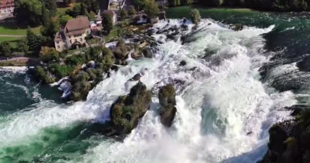 空中射击 莱茵河瀑布 欧洲最大的瀑布 靠近瑞士沙夫豪森4K处 德隆越过莱茵河 — 图库视频影像