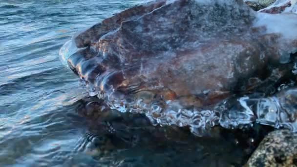 冬の間 スポケーン川の岸の氷で覆われた岩の閉鎖 — ストック動画