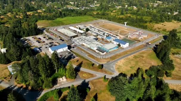 Luchtfoto Van Gevangenis Mission British Columbia Canada Overdag Drone Shot — Stockvideo